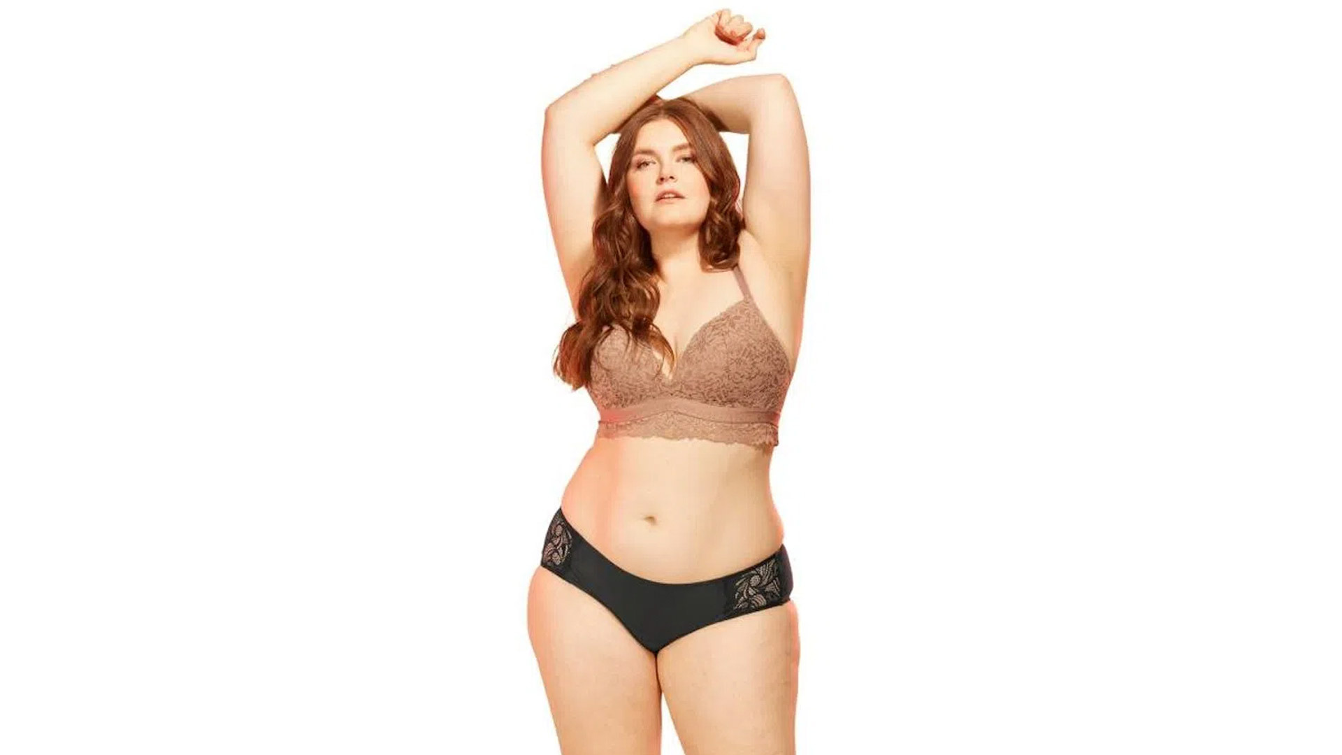 Mujer posando con intimawear de Saba corte hipster color negro